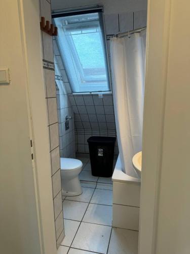 Bilik mandi di Ferienwohnung Lohfelden Vibes