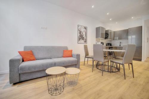 un salon avec un canapé et une table dans l'établissement Charmant 3 pieces centre ville A2B243, à Cannes