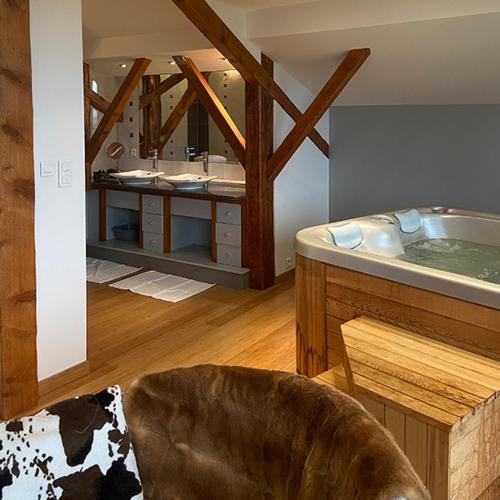 La grande salle de bains est pourvue d'une grande baignoire. dans l'établissement Les Hauts de la Piquante Pierre, à Basse-sur-le-Rupt