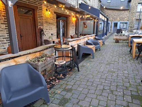 eine Terrasse mit Tischen und Stühlen in einem Restaurant in der Unterkunft Au Coeur d'Alle in Alle