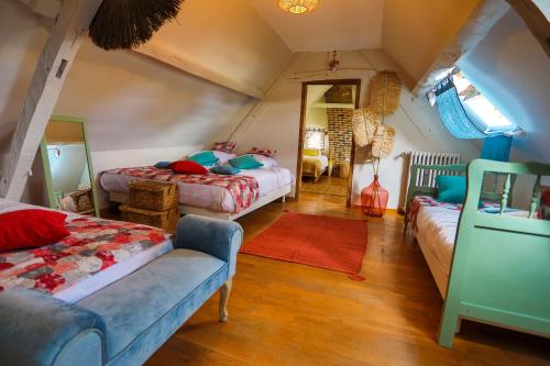 - une chambre avec deux lits et un canapé dans l'établissement Gite 15 personnes Ailly le Haut clocher, à Ailly-le-Haut-Clocher