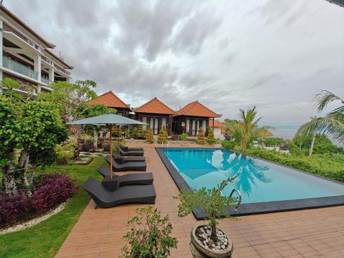 ペニダ島にあるNusa Sedayu Hotel By Ocean Viewのリゾートのスイミングプールのイメージ