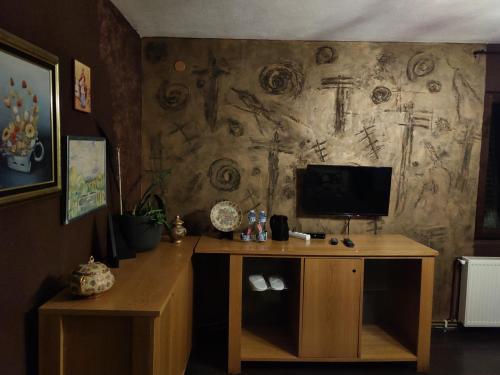 Cette chambre dispose d'un bureau et d'une télévision murale. dans l'établissement Etno selo naša avlija, à Blace