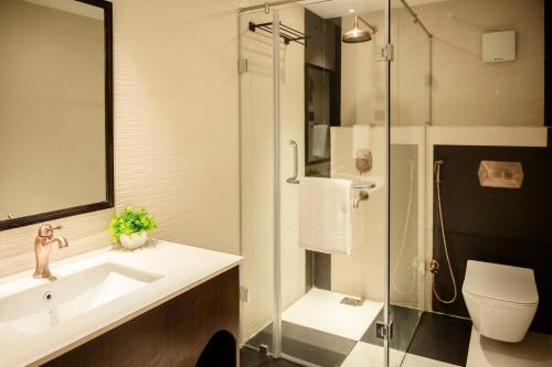 W łazience znajduje się umywalka, prysznic i toaleta. w obiekcie HOTEL LAKE VIEW w mieście Baharampur