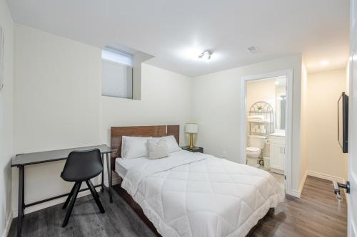 um quarto com uma cama, uma secretária e uma cadeira em Private basement bedrooms in Oakville em Oakville
