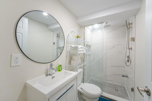 Ένα μπάνιο στο Cozy basement suites Oakville