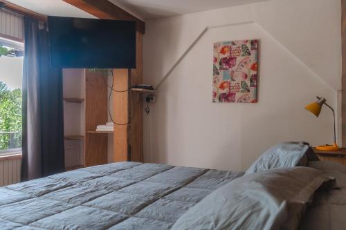 a bedroom with a bed and a window at Cabañas El Bosque in Maitencillo