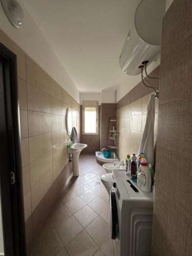 ein Badezimmer mit 2 WCs und einem Waschbecken in der Unterkunft Cozy and comfortable apartment in Durrës