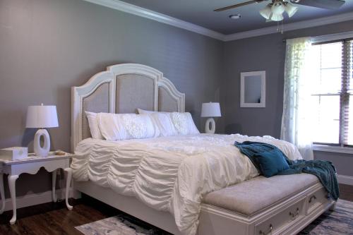 A bed or beds in a room at Country Cottage - Broussard