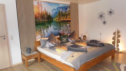 ein Schlafzimmer mit einem großen Wandgemälde in der Unterkunft FW & FH Lüsselfeld in Zwiesel