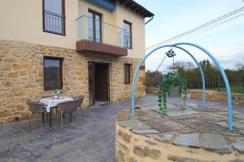 a patio with a table and chairs in front of a building at Casa del Pozo in Santillana del Mar
