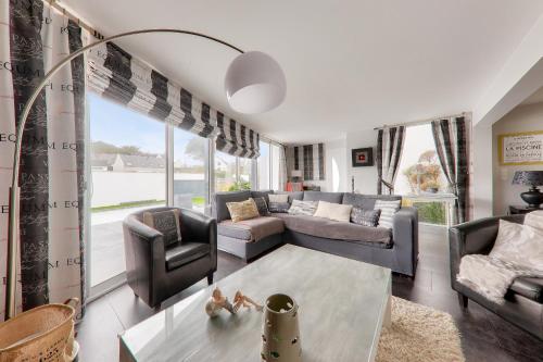 un salon avec un canapé et une table dans l'établissement Maison pour 8 - Piscine - 550 m de la plage, à Saint-Pierre-Quiberon