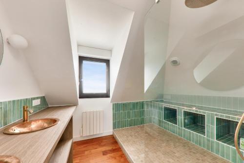 une salle de bain avec un lavabo et un miroir dans l'établissement Adresse privilégiée et vue mer à Quiberon, à Quiberon