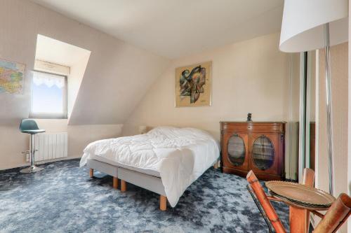 une chambre avec un lit et une table dedans dans l'établissement Adresse privilégiée et vue mer à Quiberon, à Quiberon