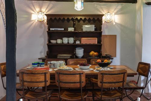 uma sala de jantar com mesa e cadeiras em Casa Rural Los Sentidos Jimena em Jimena de la Frontera
