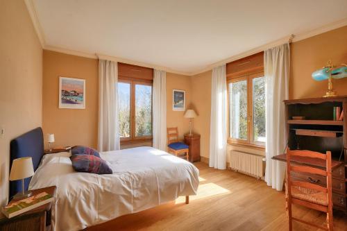 - une chambre avec un lit et quelques fenêtres dans l'établissement 700m de la plage, maison pour 12- Sauna et hammam, à Penmarcʼh