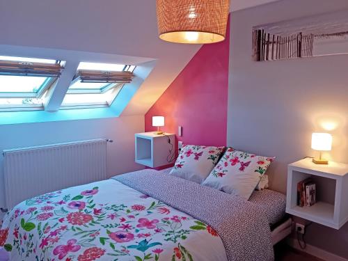 une chambre avec un lit et deux fenêtres dans l'établissement Ti Giz Breizh - Maison bretonne sur la Vilaine, à Camoël