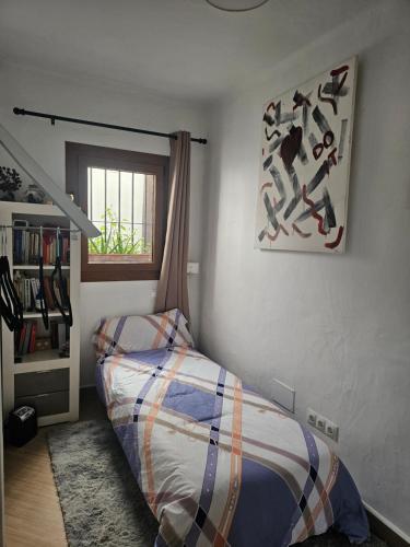 um quarto com uma cama e uma janela em Casa Isis Garden em Matalascañas