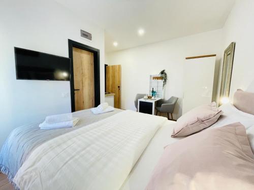 Una cama o camas en una habitación de Astraluxe