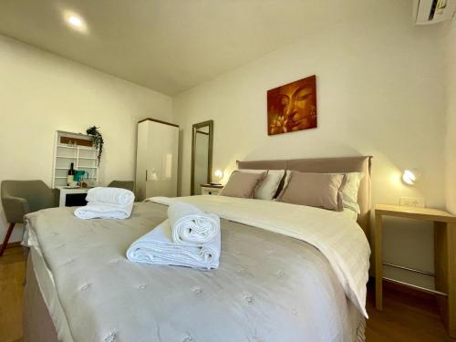 um quarto com uma cama grande e toalhas em Astraluxe em Fažana