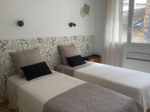 2 nebeneinander sitzende Betten in einem Schlafzimmer in der Unterkunft Gîte de L’entre Deux in Upie
