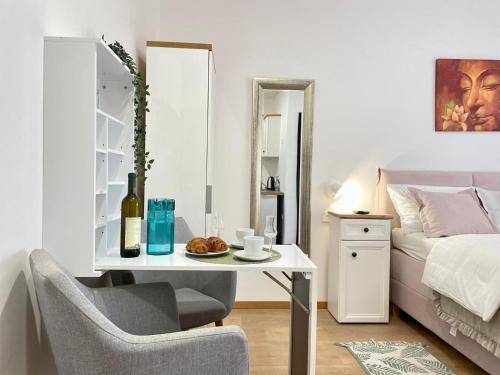 Una cama o camas en una habitación de Astraluxe