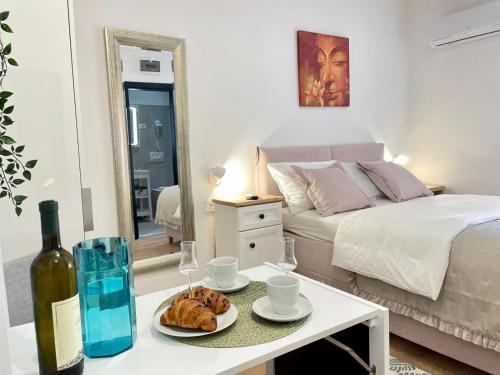 Una cama o camas en una habitación de Astraluxe