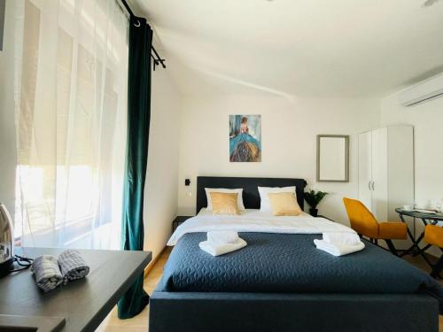 Una cama o camas en una habitación de Astraluxe