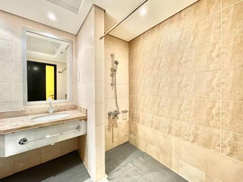 W łazience znajduje się umywalka i lustro. w obiekcie AR Holiday Home JBR w Dubaju