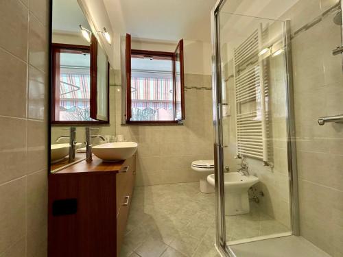 ein Bad mit einem WC, einem Waschbecken und einer Dusche in der Unterkunft Kibilù - Ospedale Galeazzi - Rho Fiera - Milano in Arese