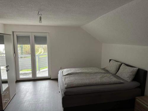 ein Schlafzimmer mit einem Bett und einem großen Fenster in der Unterkunft Villa ADA in Jajce