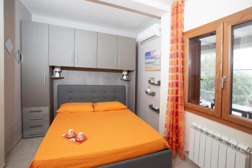 um quarto com uma cama com duas bonecas em B&B Montedarena em Pulsano