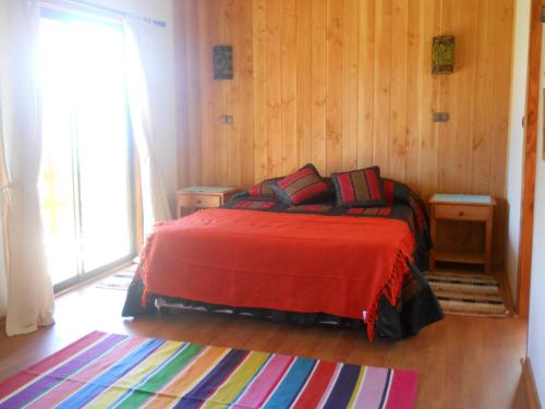 Säng eller sängar i ett rum på Cabañas Wualmapu " acceso sólo vehiculos tipo camioneta, jeep o SUV"