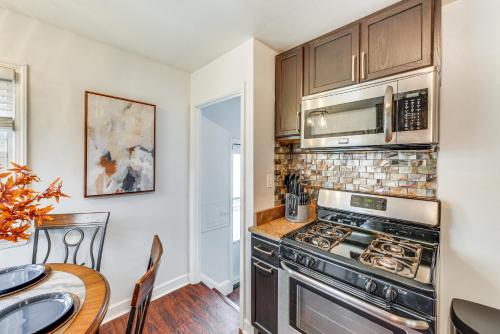 Dapur atau dapur kecil di The Maple Tree Home 14 Mi to Downtown Cleveland