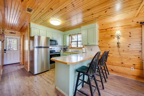 Η κουζίνα ή μικρή κουζίνα στο Cabin with Private Hot Tub 2 Mi to Broken Bow Lake!