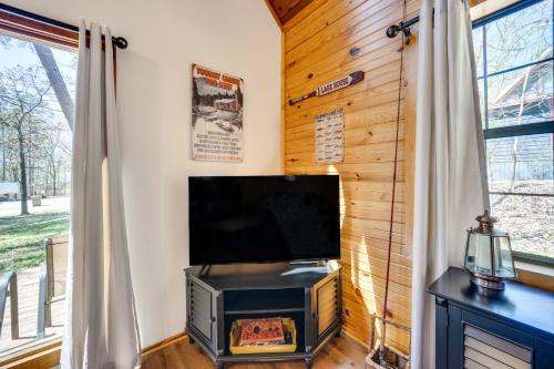 Μια τηλεόραση ή/και κέντρο ψυχαγωγίας στο Cabin with Private Hot Tub 2 Mi to Broken Bow Lake!
