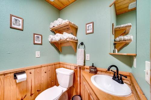 Koupelna v ubytování Broken Bow Cabin with Private Hot Tub 2 Mi to Lake!