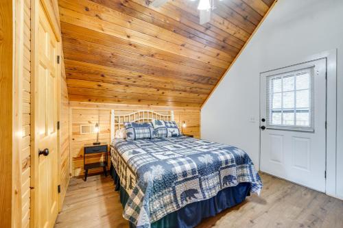 Ένα ή περισσότερα κρεβάτια σε δωμάτιο στο Cabin with Private Hot Tub 2 Mi to Broken Bow Lake!