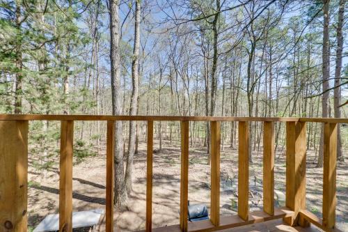 Μπαλκόνι ή βεράντα στο Cabin with Private Hot Tub 2 Mi to Broken Bow Lake!
