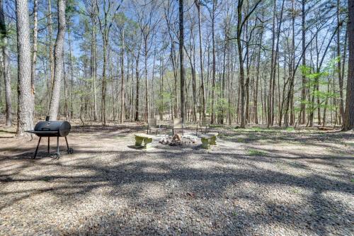 Κήπος έξω από το Cabin with Private Hot Tub 2 Mi to Broken Bow Lake!