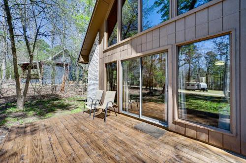Κήπος έξω από το Cabin with Private Hot Tub 2 Mi to Broken Bow Lake!