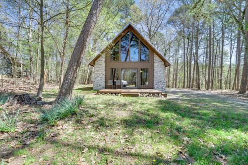Κήπος έξω από το Cabin with Private Hot Tub 2 Mi to Broken Bow Lake!