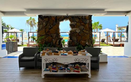 - une table avec de la nourriture en face de la plage dans l'établissement Hotel LIVVO Budha Beach, à Santa Maria