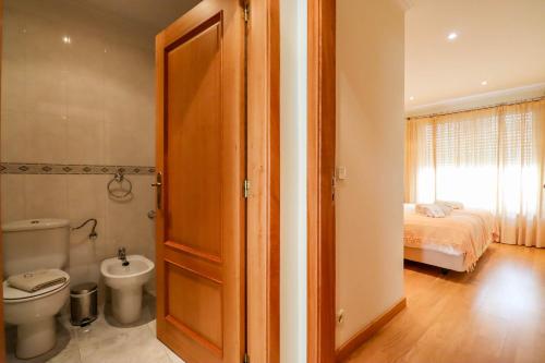 Et badeværelse på Casa Coração de Viana - Near the Beach Apartment