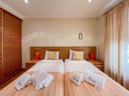 En eller flere senge i et værelse på Casa Coração de Viana - Near the Beach Apartment