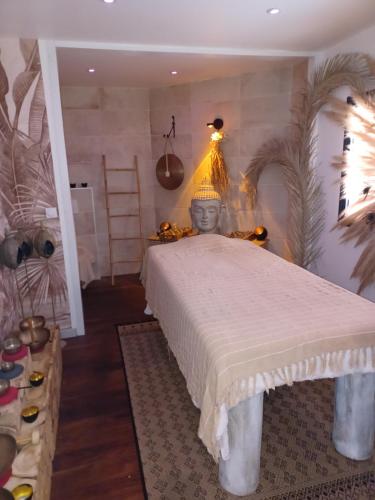 sypialnia z łóżkiem z głową w obiekcie Mobil-Home pour 6 personnes (3 chambres) w mieście Narbona