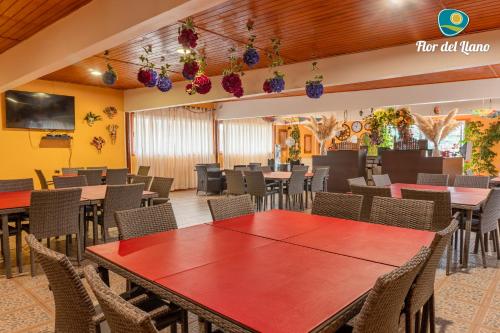 comedor con mesas y sillas en Complejo Deportivo y Hotelero Flor del Llano, en San Clemente