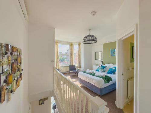 een slaapkamer met een bed en een hal met een trap bij Portsmouth Period Charm in Portsmouth