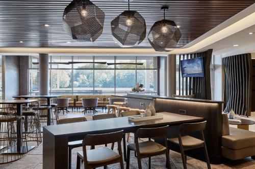 ein Restaurant mit Tischen und Stühlen und eine Bar in der Unterkunft SpringHill Suites by Marriott Tampa Downtown in Tampa