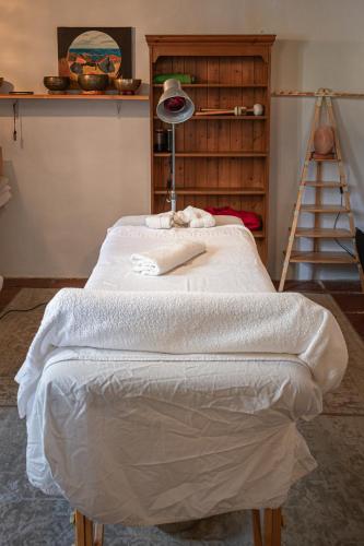 Ένα ή περισσότερα κρεβάτια σε δωμάτιο στο Casa Rural Los Sentidos Jimena